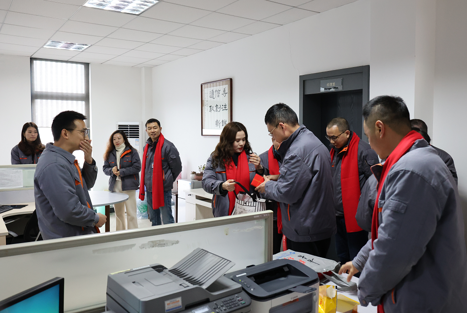 公司领导在石英事业部销售部拜年.png 公司领导在石英事业部销售部拜年.png